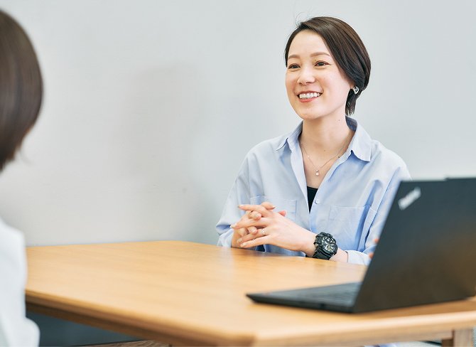 画がをで打ち合わせを行う女性社員